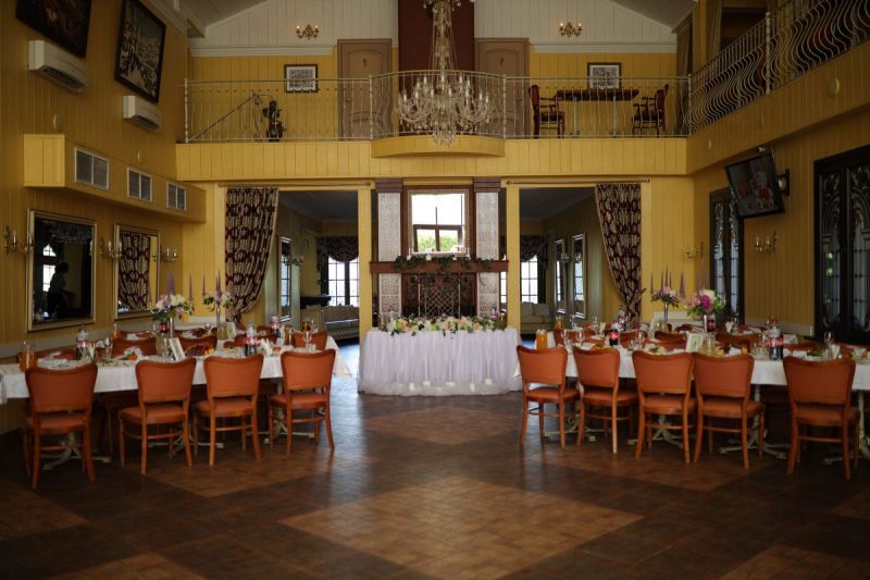 Оформление свадебной арки для выездной регистрации композицией из живых цветов и украшение свадебного зала в кафе. План рассадки для гостей.