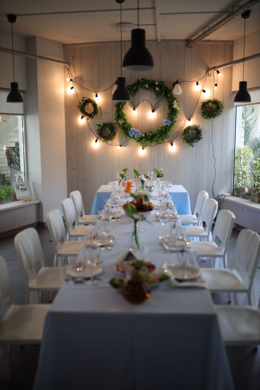 Свадебное оформление зала в кафе «Оранжерея», с живыми и искусственными цветами, ретро гирляндой, чехлами на стулья.