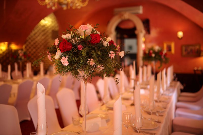 Украшение свадебного зала и стола молодоженов 15-го июня в ресторане «Ренессанс»