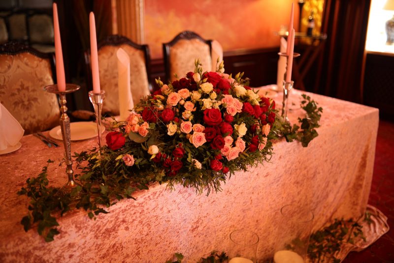 Украшение свадебного зала и стола молодоженов 15-го июня в ресторане «Ренессанс»