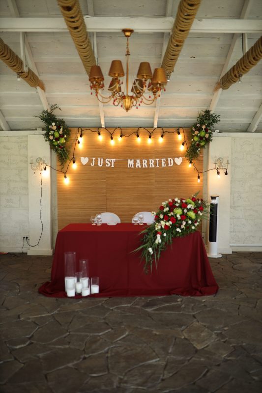 Украшение выездной регистрации и декор свадебного зала в усадьбе «О-Рай».  Чехлы и банты на стулья, композиции из живых цветов