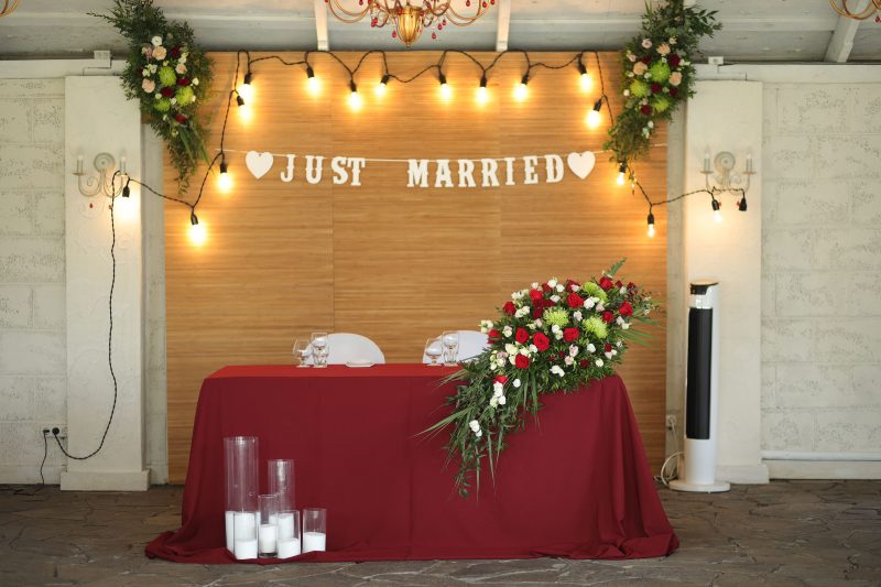 Украшение выездной регистрации и декор свадебного зала в усадьбе «О-Рай».  Чехлы и банты на стулья, композиции из живых цветов