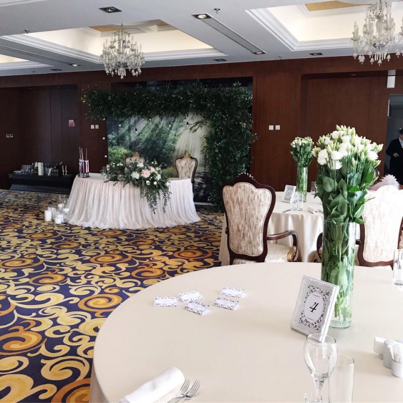 Декор выездной регистрации аркой с живыми цветами и украшение стола молодых в банкетном зале отеля «Пекин».  Ретро гирлянда, стеклянные вазы