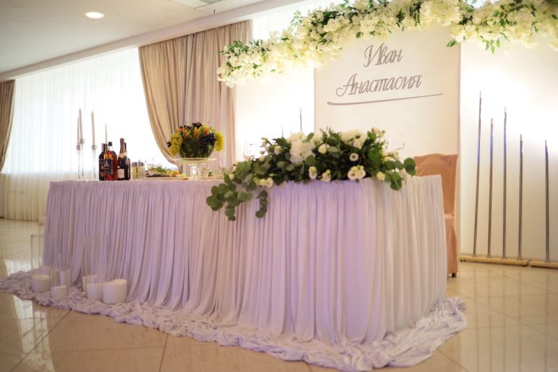 Декор свадебного зала и стола молодоженов в ресторане гостиницы Орбита. План рассадки, фотозона, ретро гирлянда, искусственные цветы