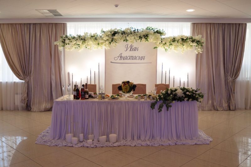Декор свадебного зала и стола молодоженов в ресторане гостиницы Орбита. План рассадки, фотозона, ретро гирлянда, искусственные цветы